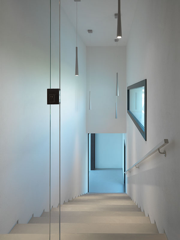 Geradeliniges Treppenhaus mit Design-Fenstern