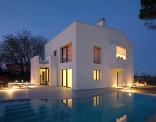 Exklusives Wohnhaus mit Pool und Design Fenstern