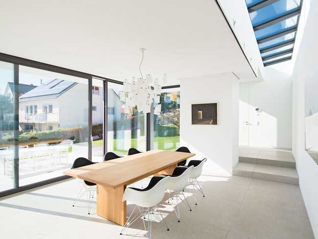 Blick aus Esszimmer, rahmenloses Fensterdesign.